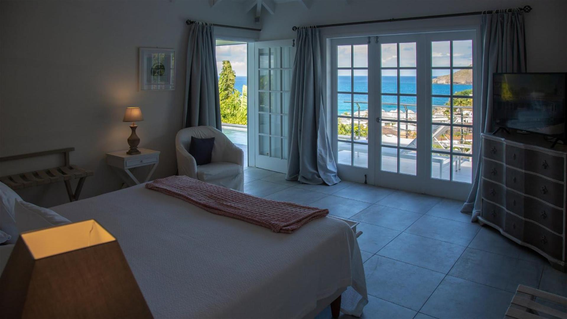Romantic villa with stunning views of blue ocean