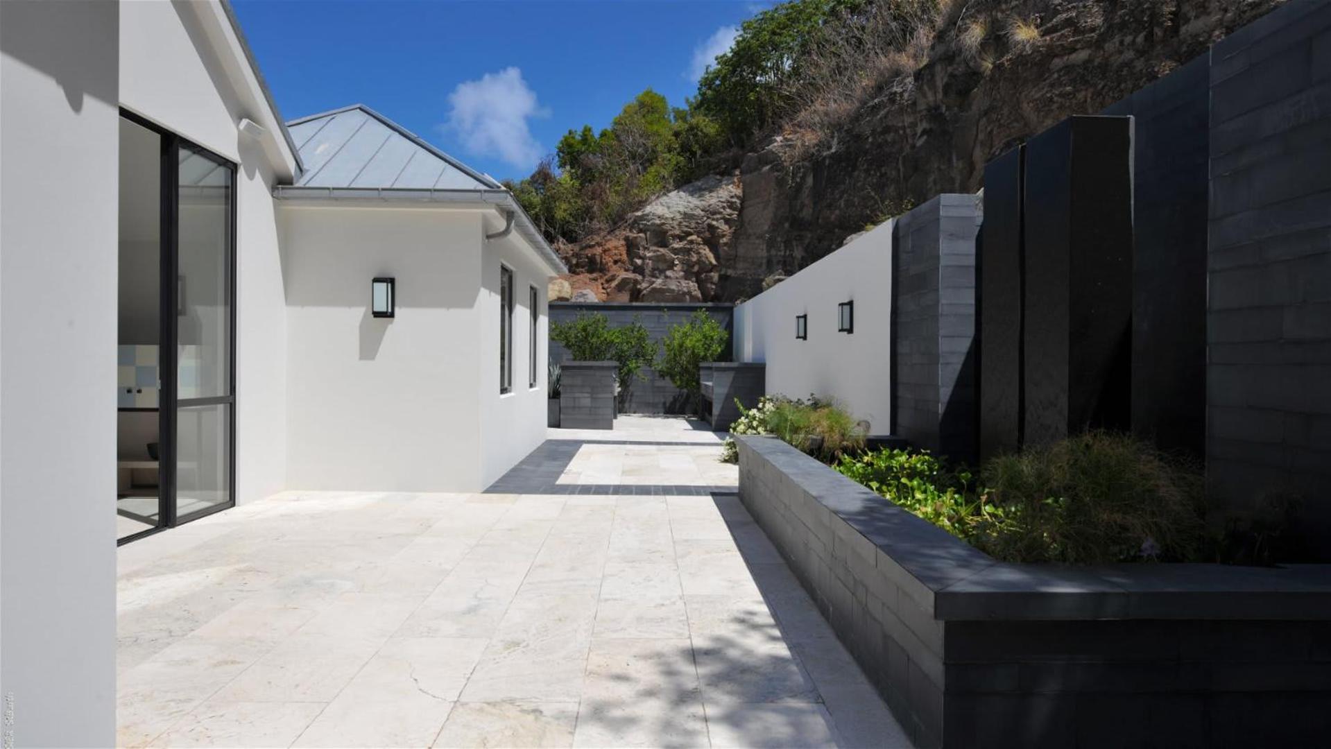 Ideally Located Contemporary Villa