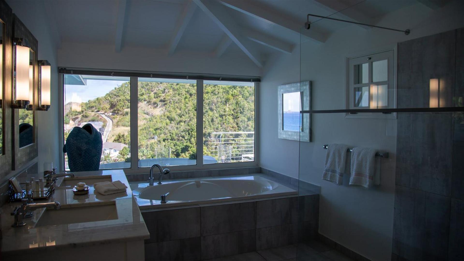 Romantic villa with stunning views of blue ocean