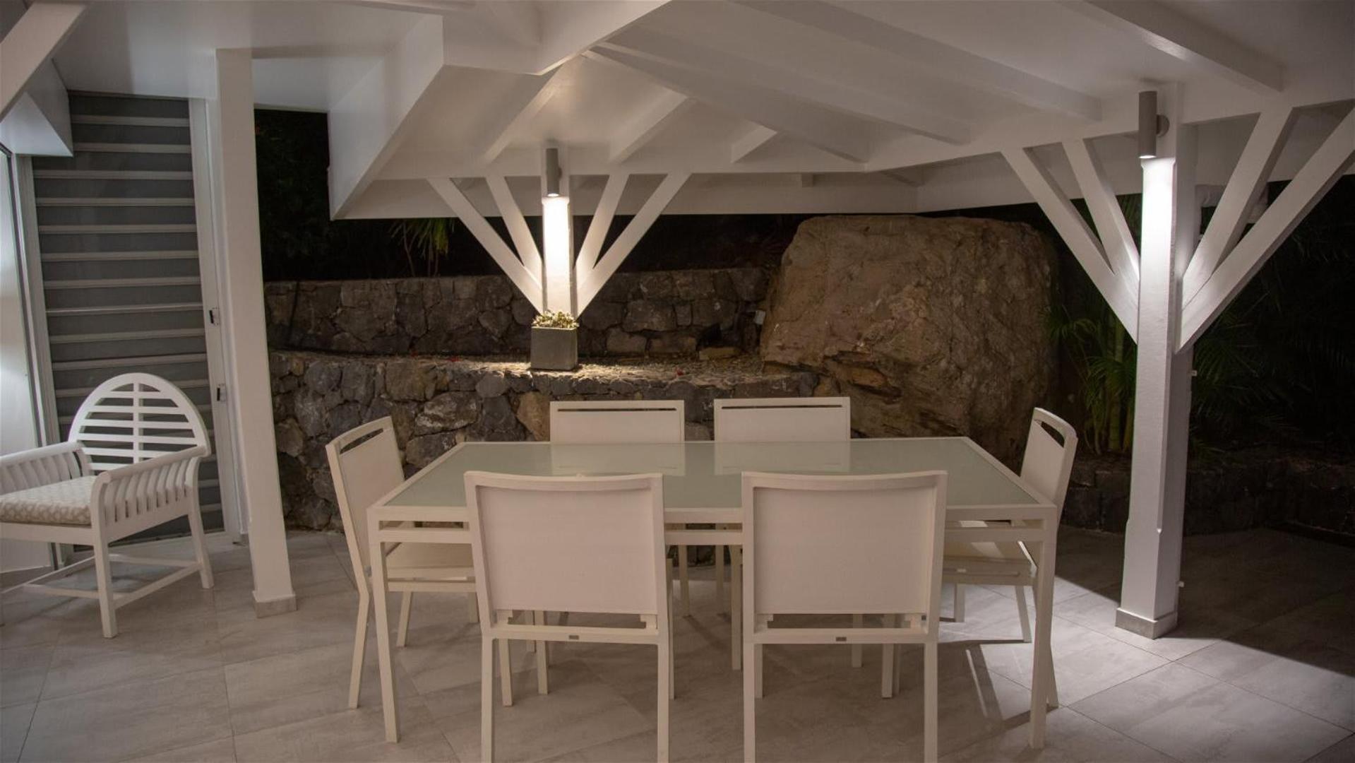 Romantic villa with stunning views of blue ocean