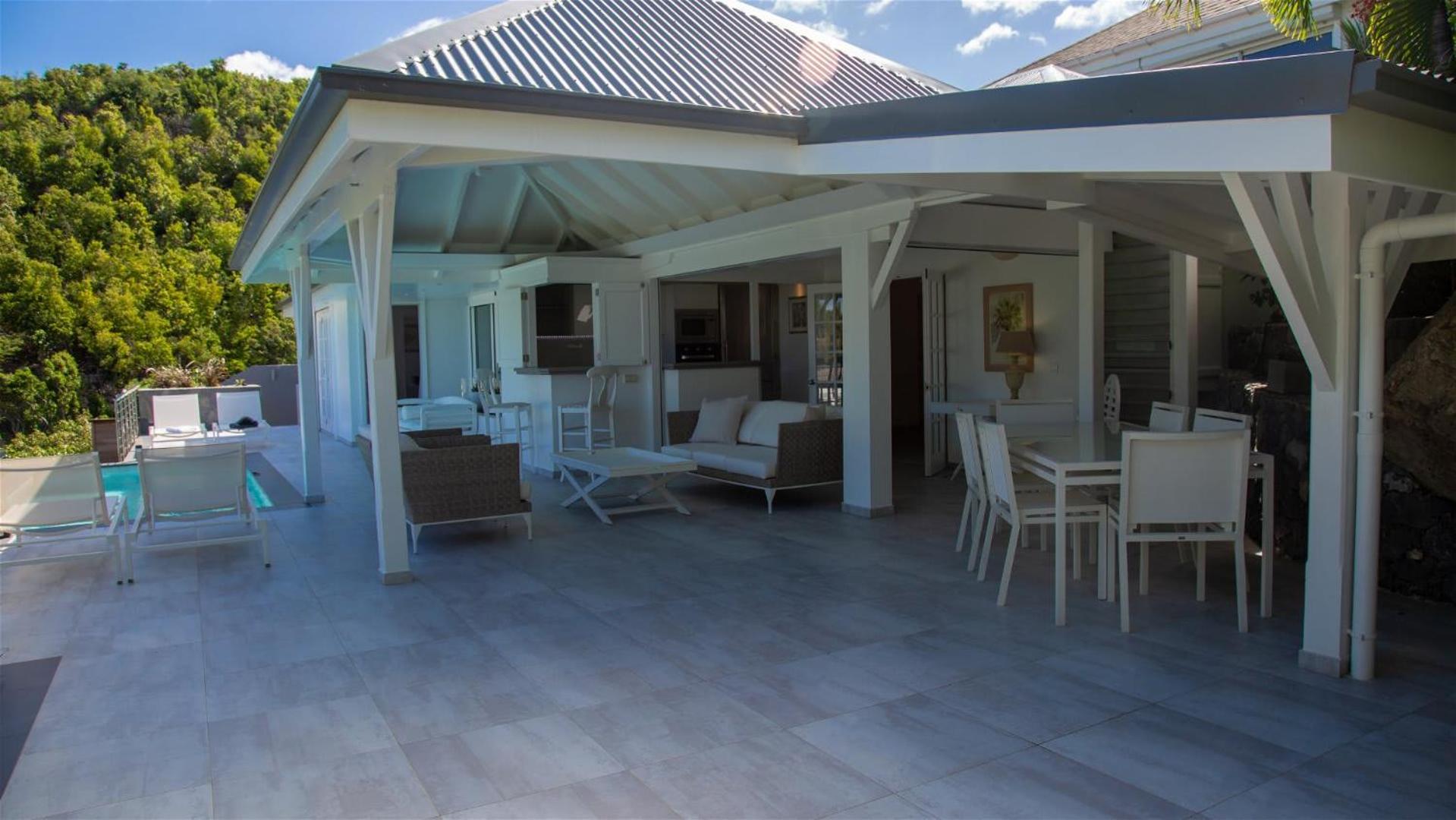 Romantic villa with stunning views of blue ocean
