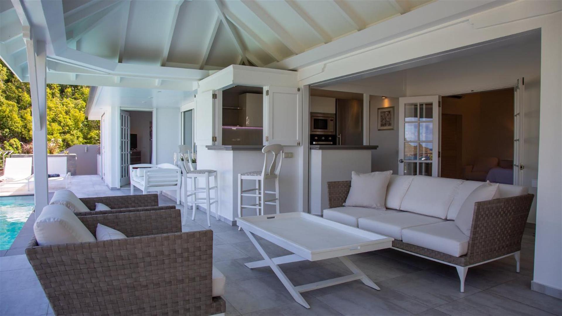 Romantic villa with stunning views of blue ocean