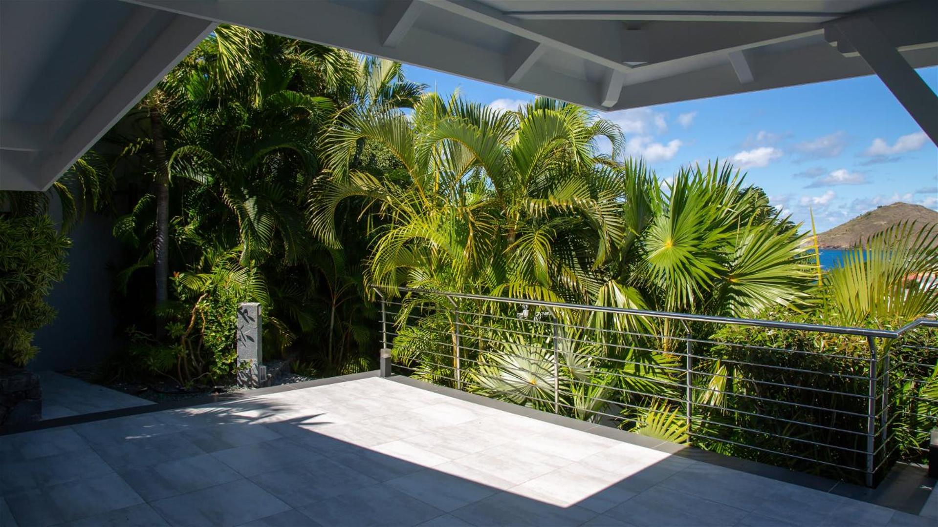 Romantic villa with stunning views of blue ocean