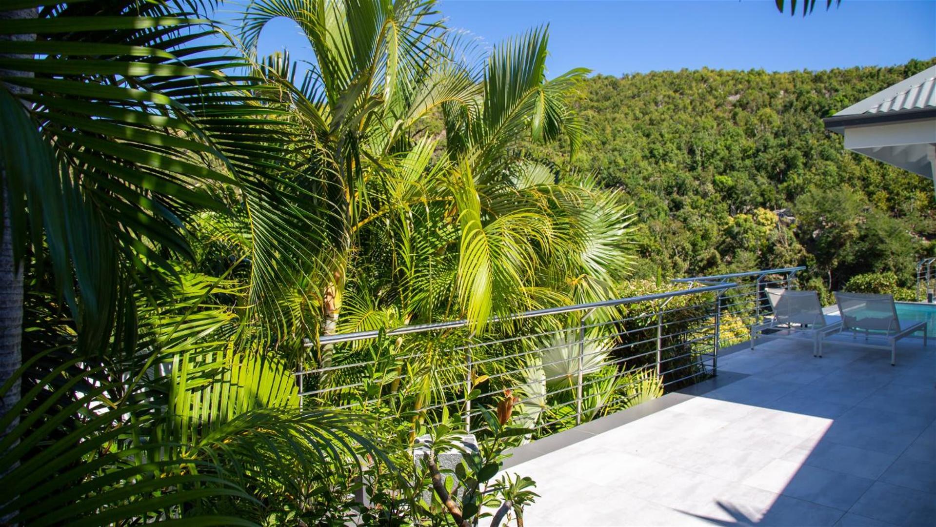 Romantic villa with stunning views of blue ocean
