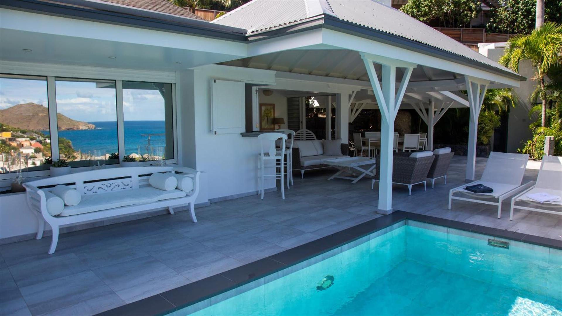 Romantic villa with stunning views of blue ocean