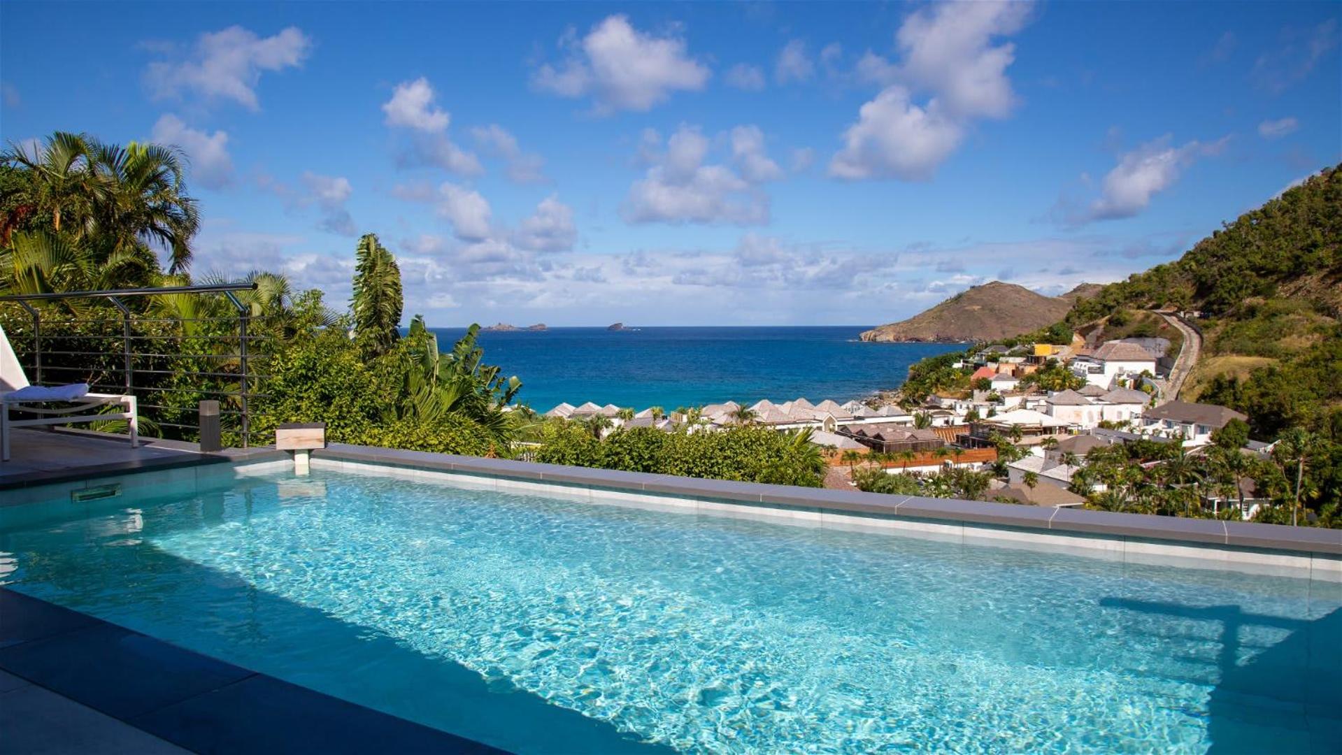 Romantic villa with stunning views of blue ocean