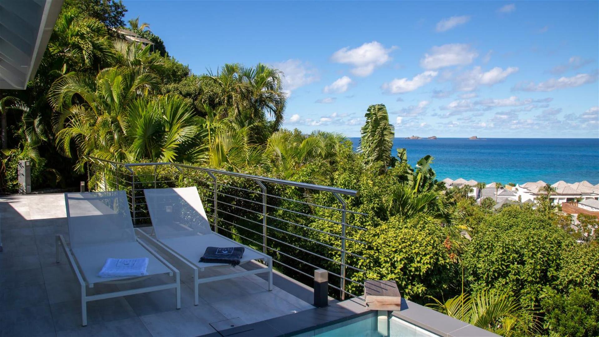Romantic villa with stunning views of blue ocean
