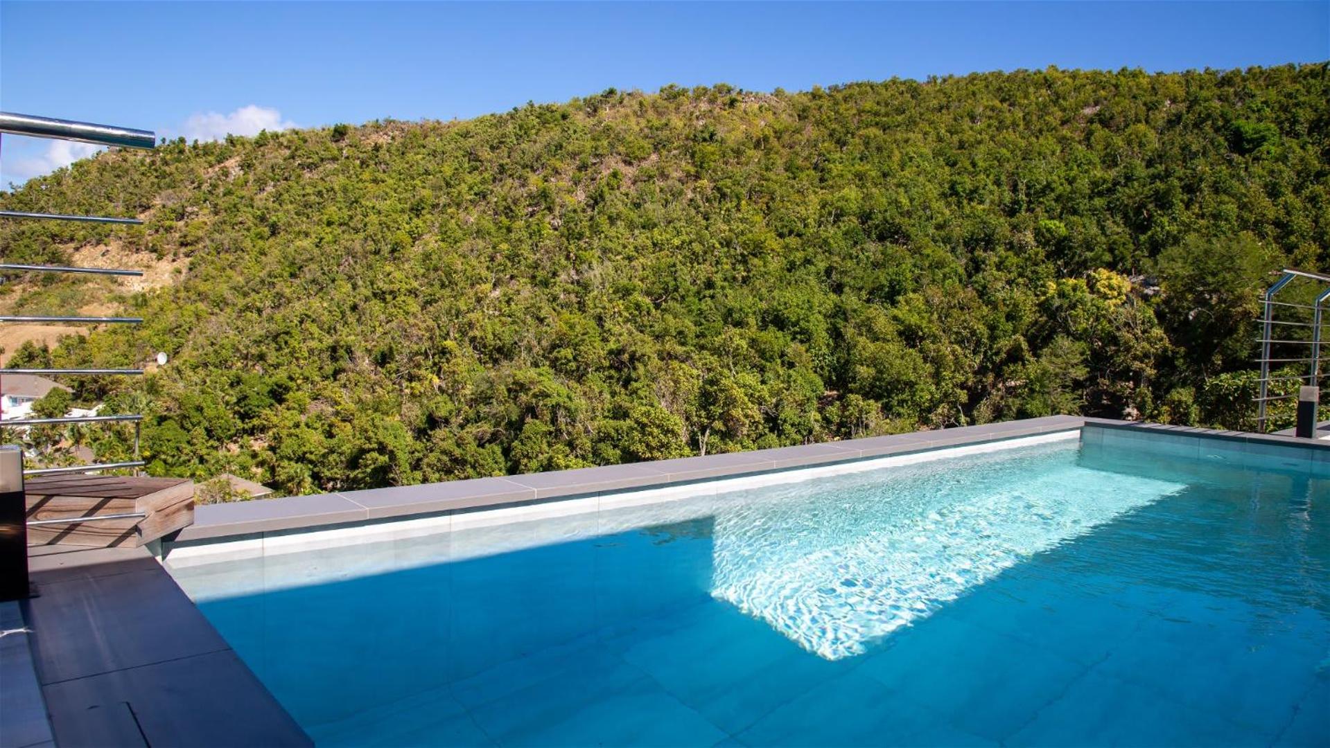 Romantic villa with stunning views of blue ocean
