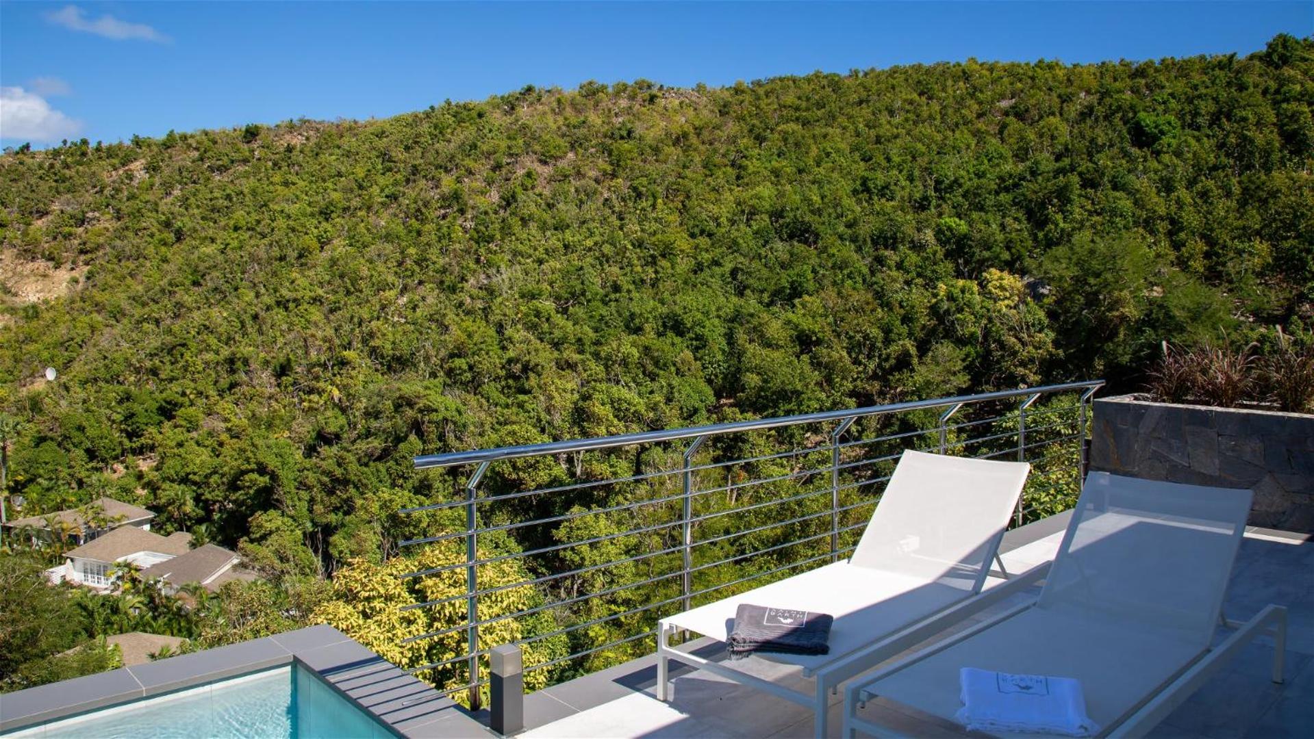 Romantic villa with stunning views of blue ocean