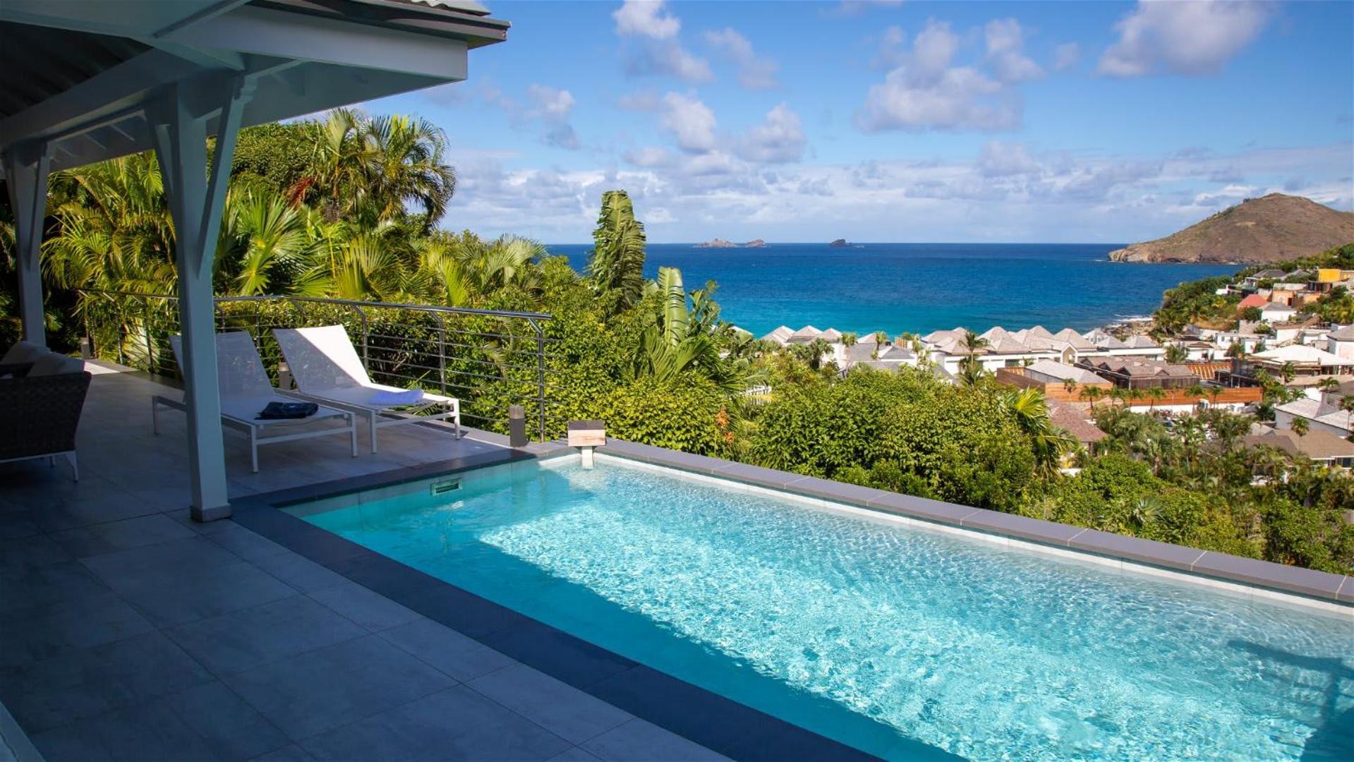 Romantic villa with stunning views of blue ocean