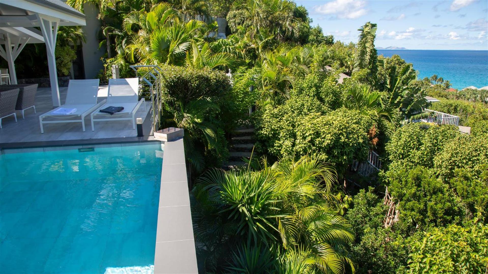 Romantic villa with stunning views of blue ocean