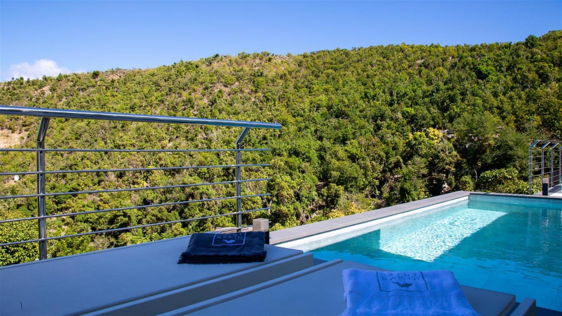 Romantic villa with stunning views of blue ocean