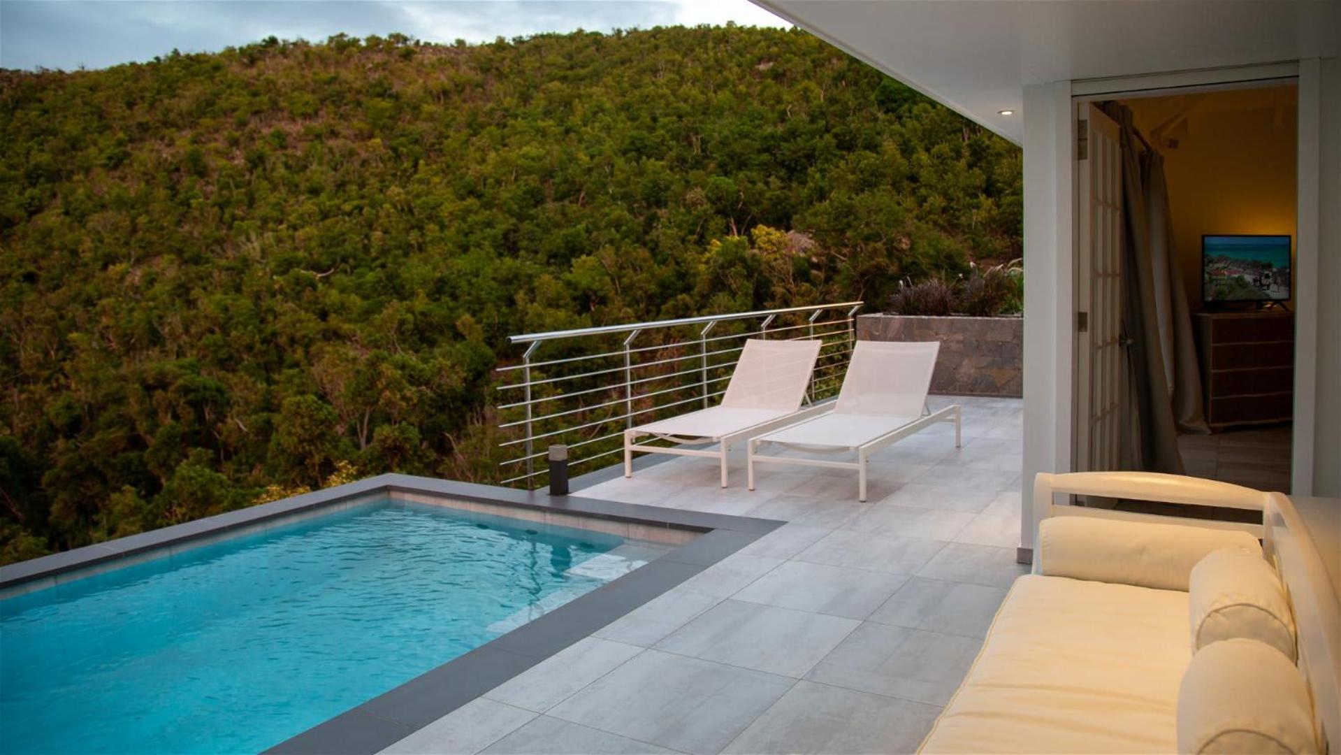 Romantic villa with stunning views of blue ocean