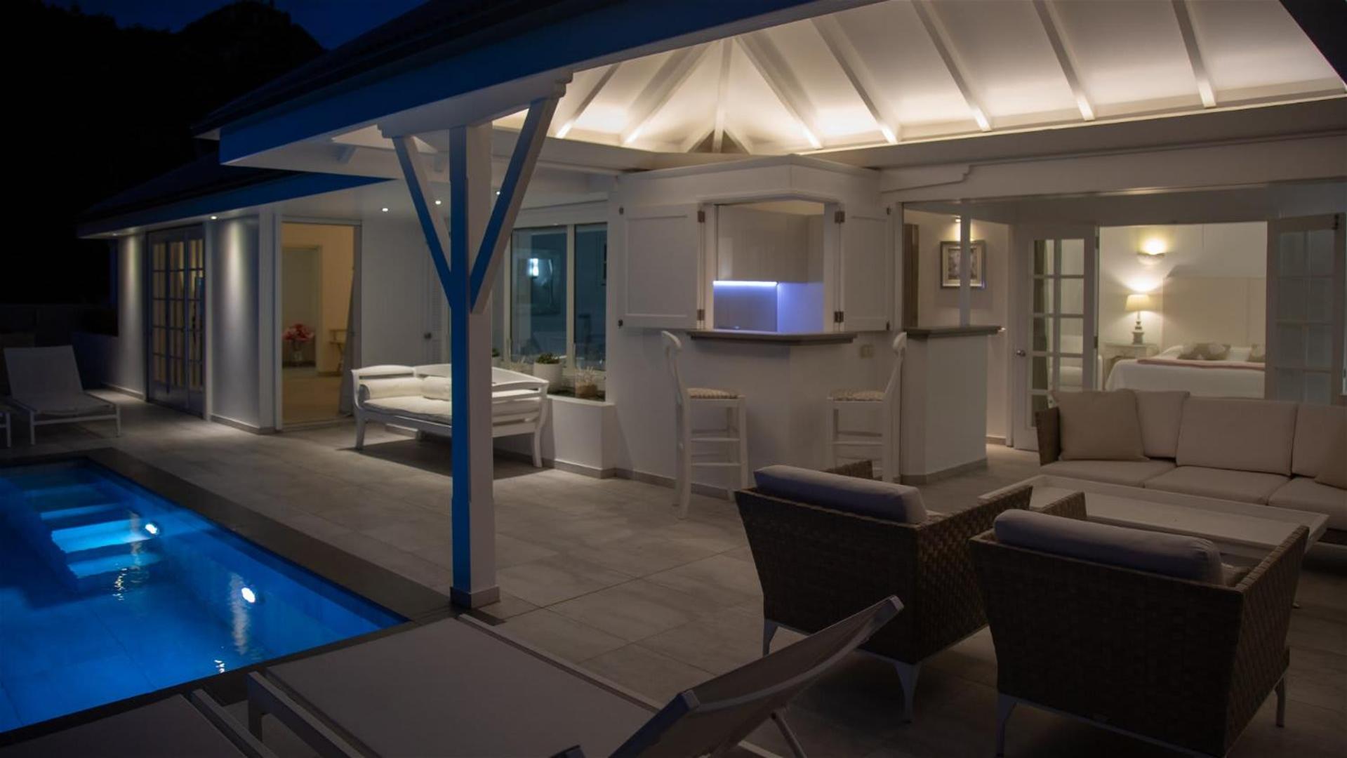 Romantic villa with stunning views of blue ocean