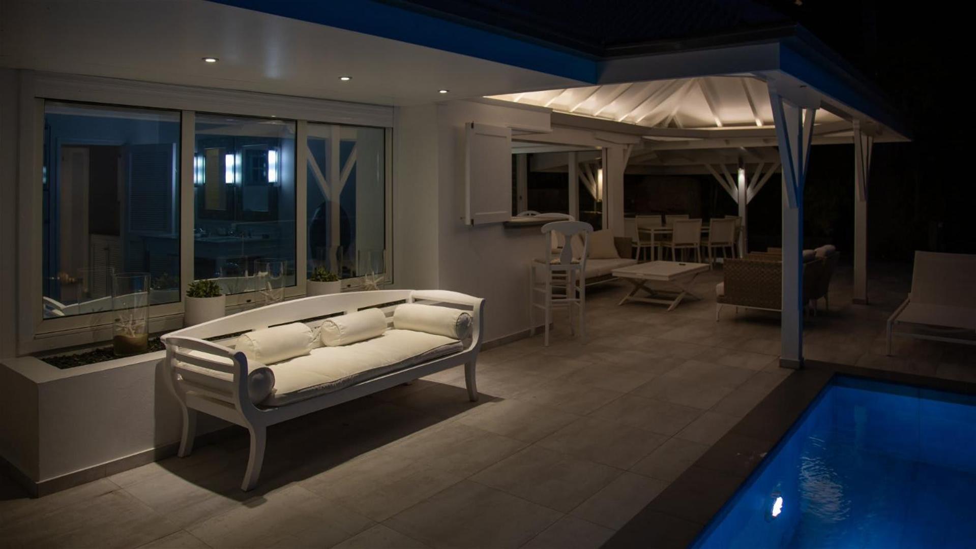 Romantic villa with stunning views of blue ocean