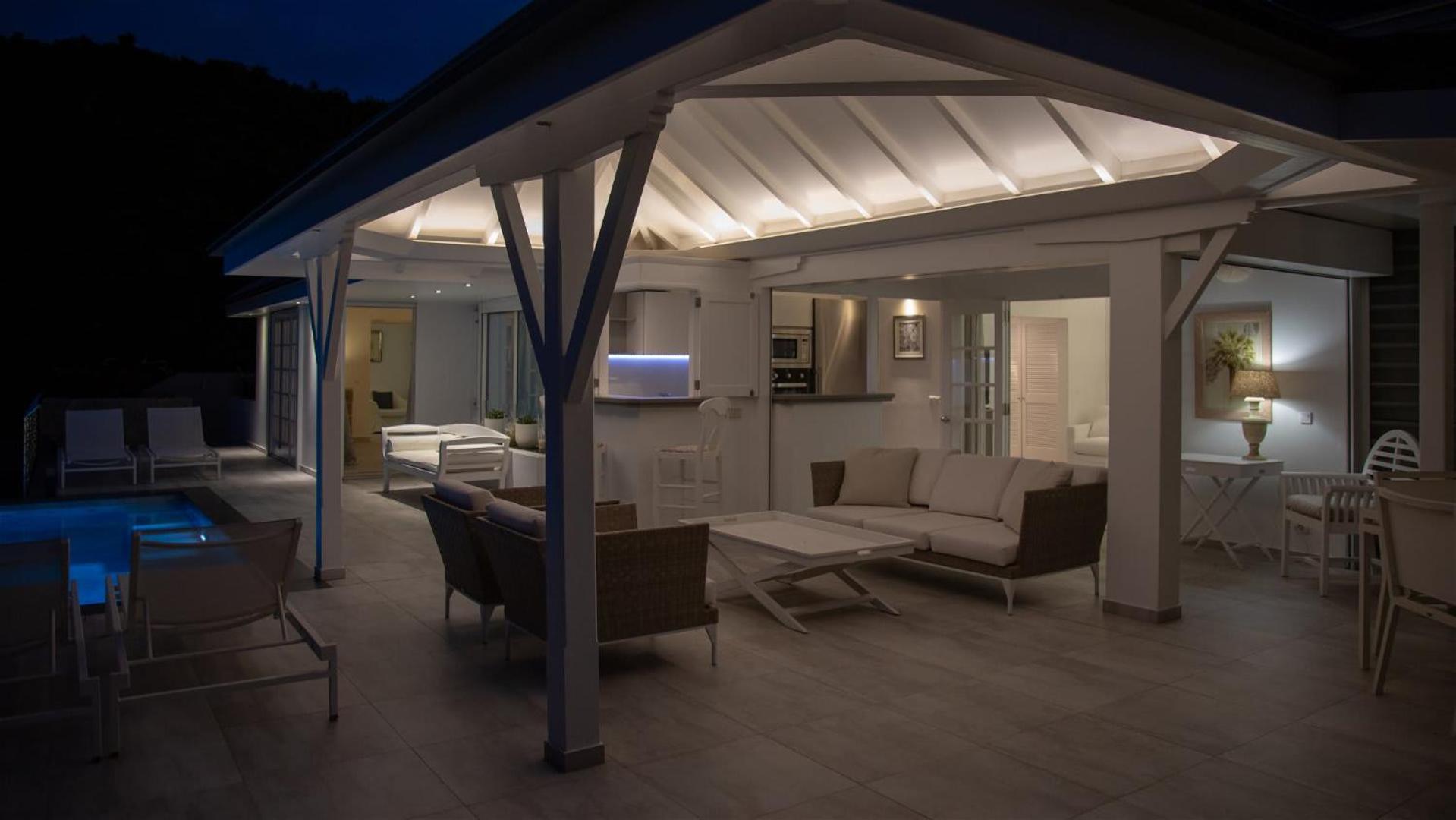 Romantic villa with stunning views of blue ocean