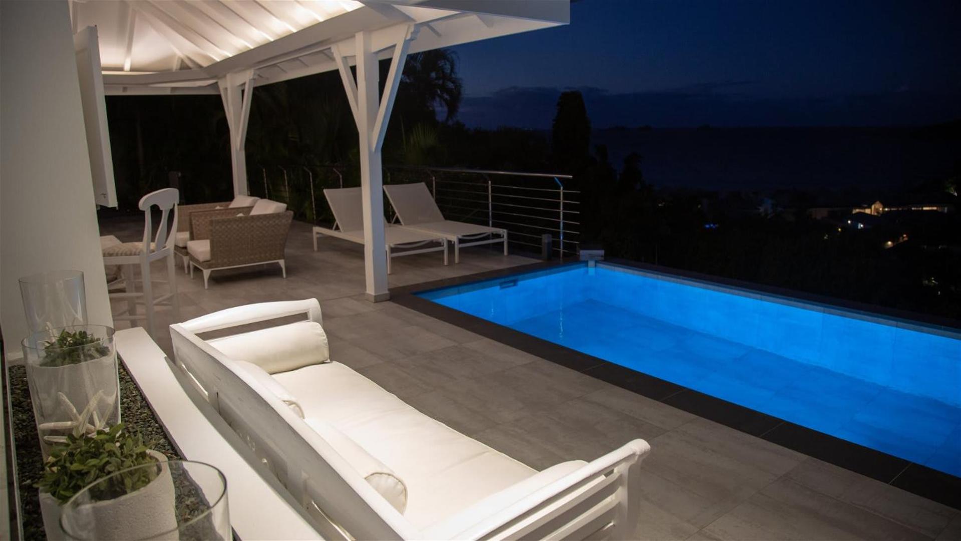 Romantic villa with stunning views of blue ocean