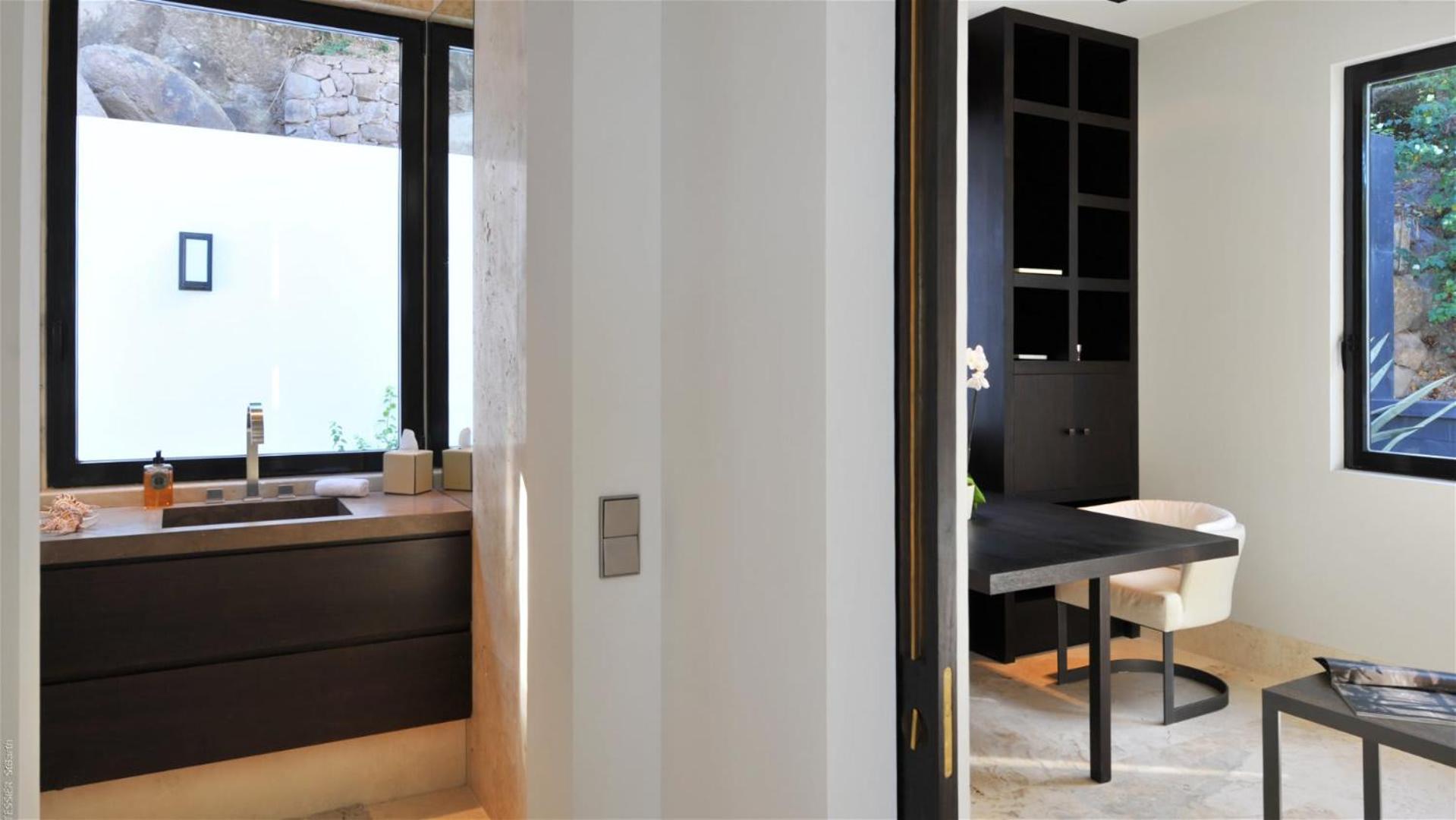 Ideally Located Contemporary Villa