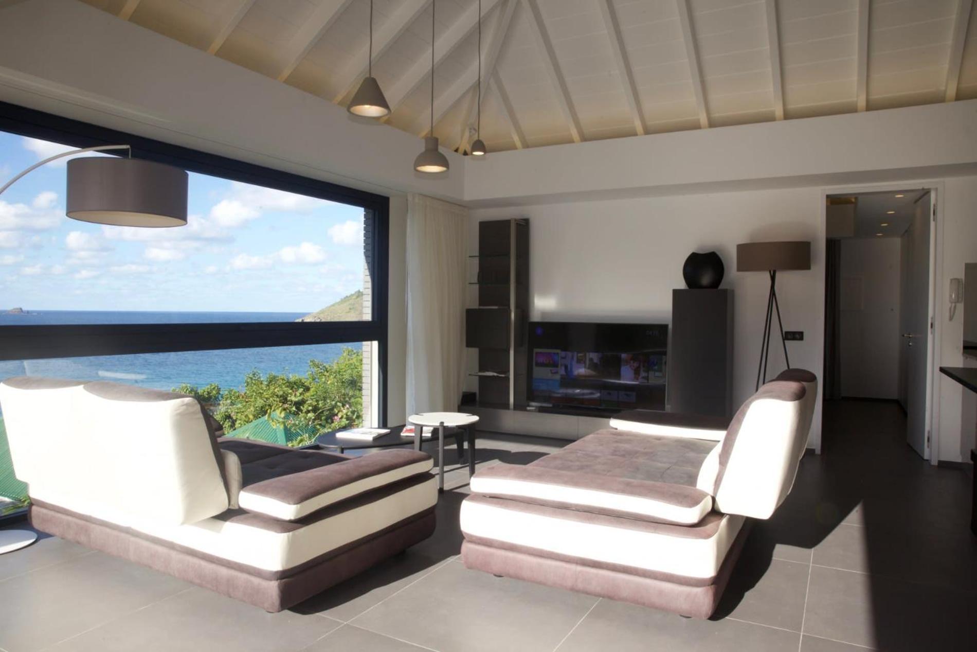 Luxurious 3 Bedroom Hilltop Villa with Heated Pool