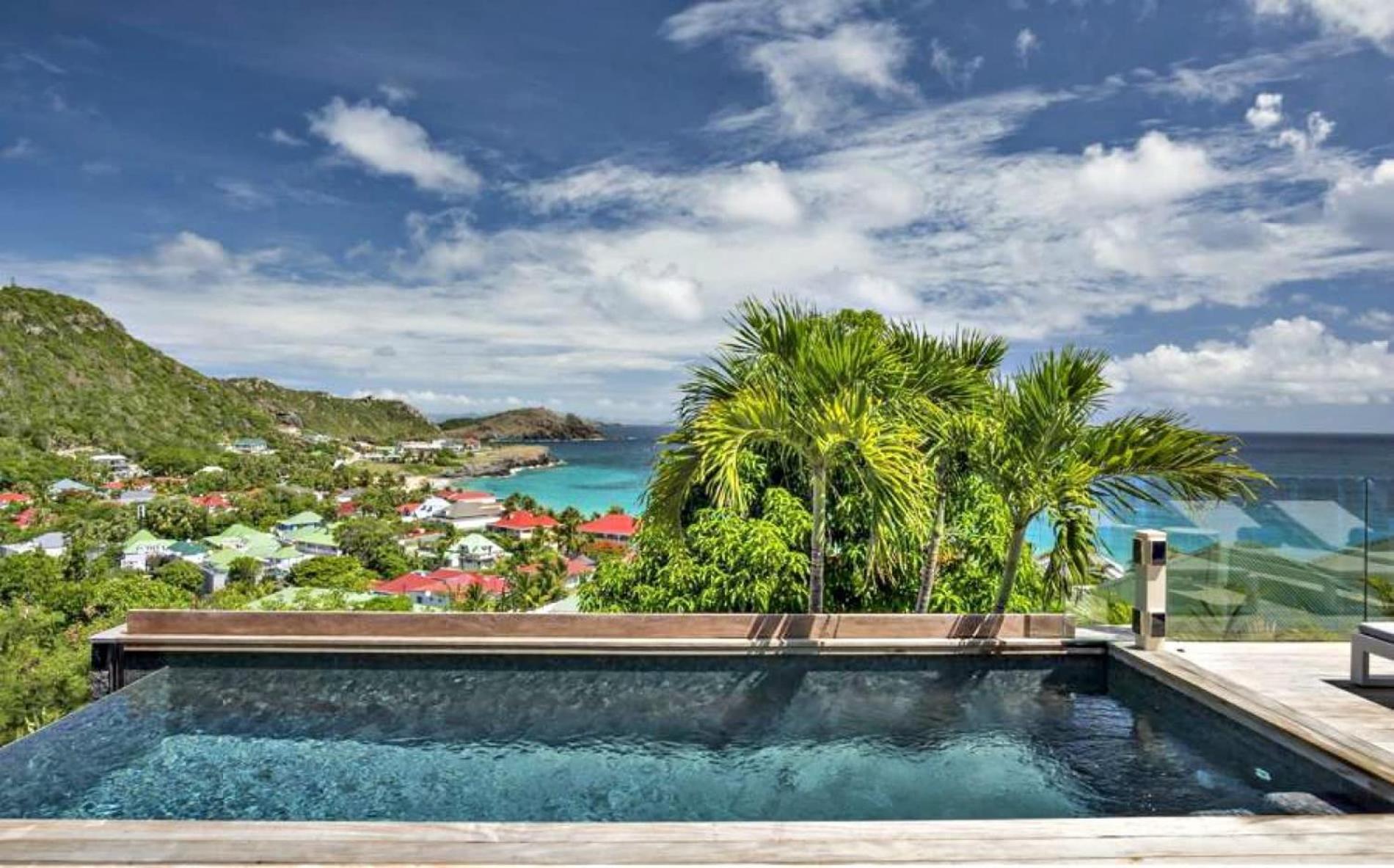 Luxurious 3 Bedroom Hilltop Villa with Heated Pool