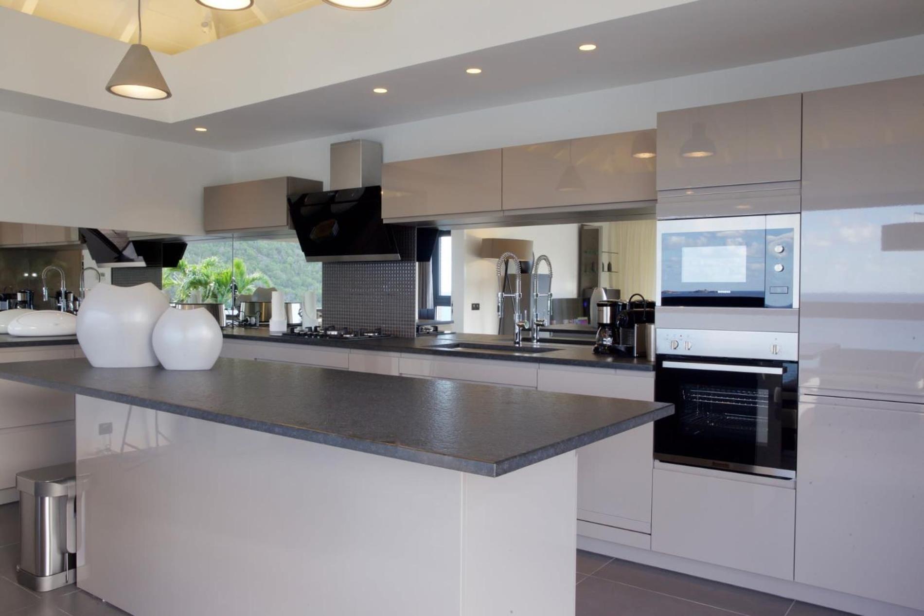 Luxurious 3 Bedroom Hilltop Villa with Heated Pool