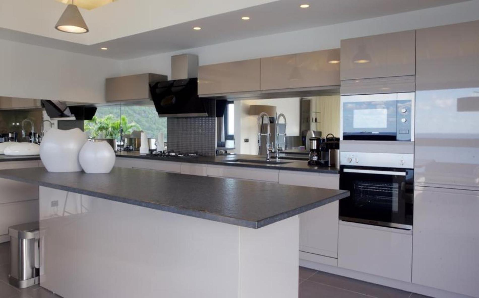 Luxurious 3 Bedroom Hilltop Villa with Heated Pool