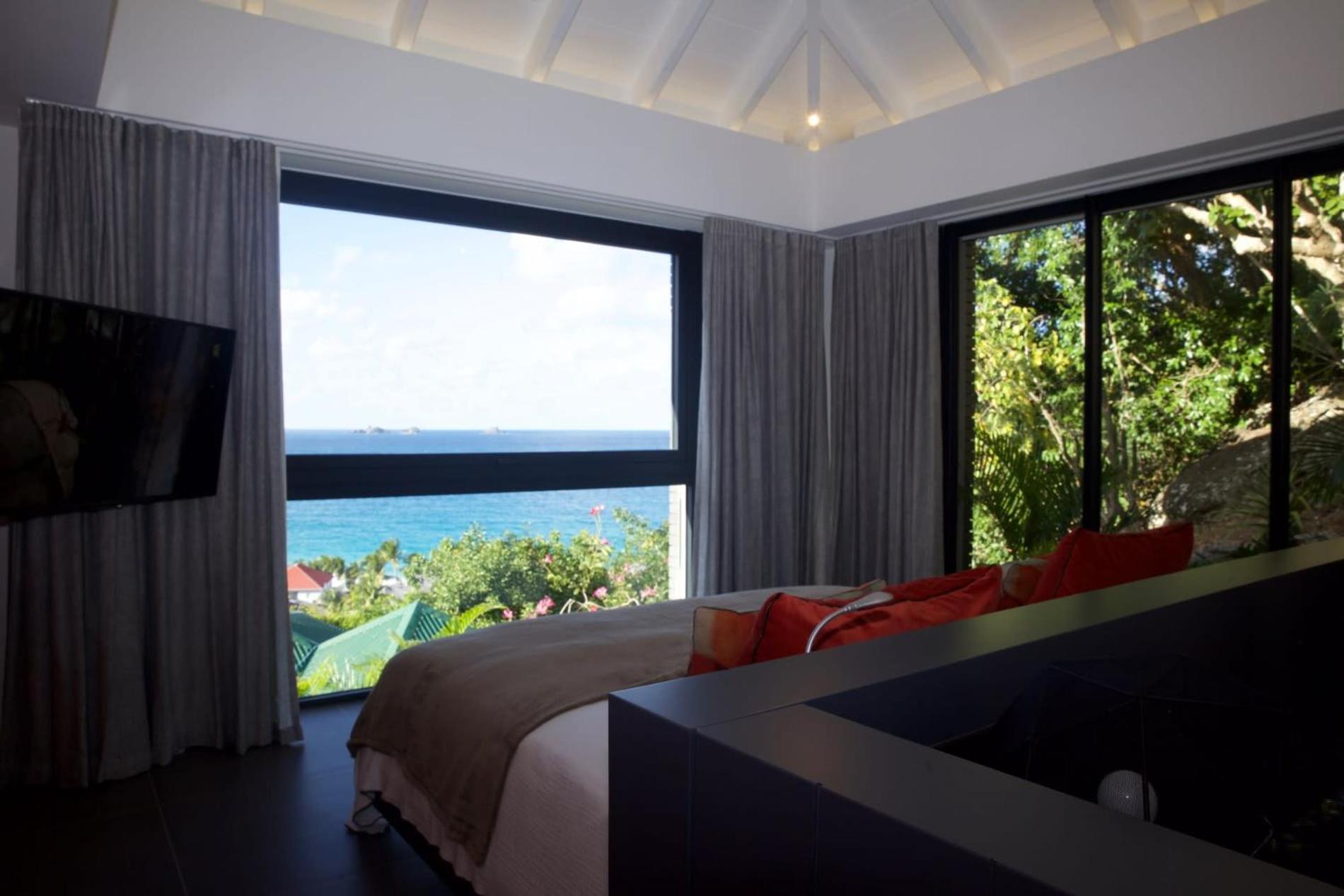 Luxurious 3 Bedroom Hilltop Villa with Heated Pool