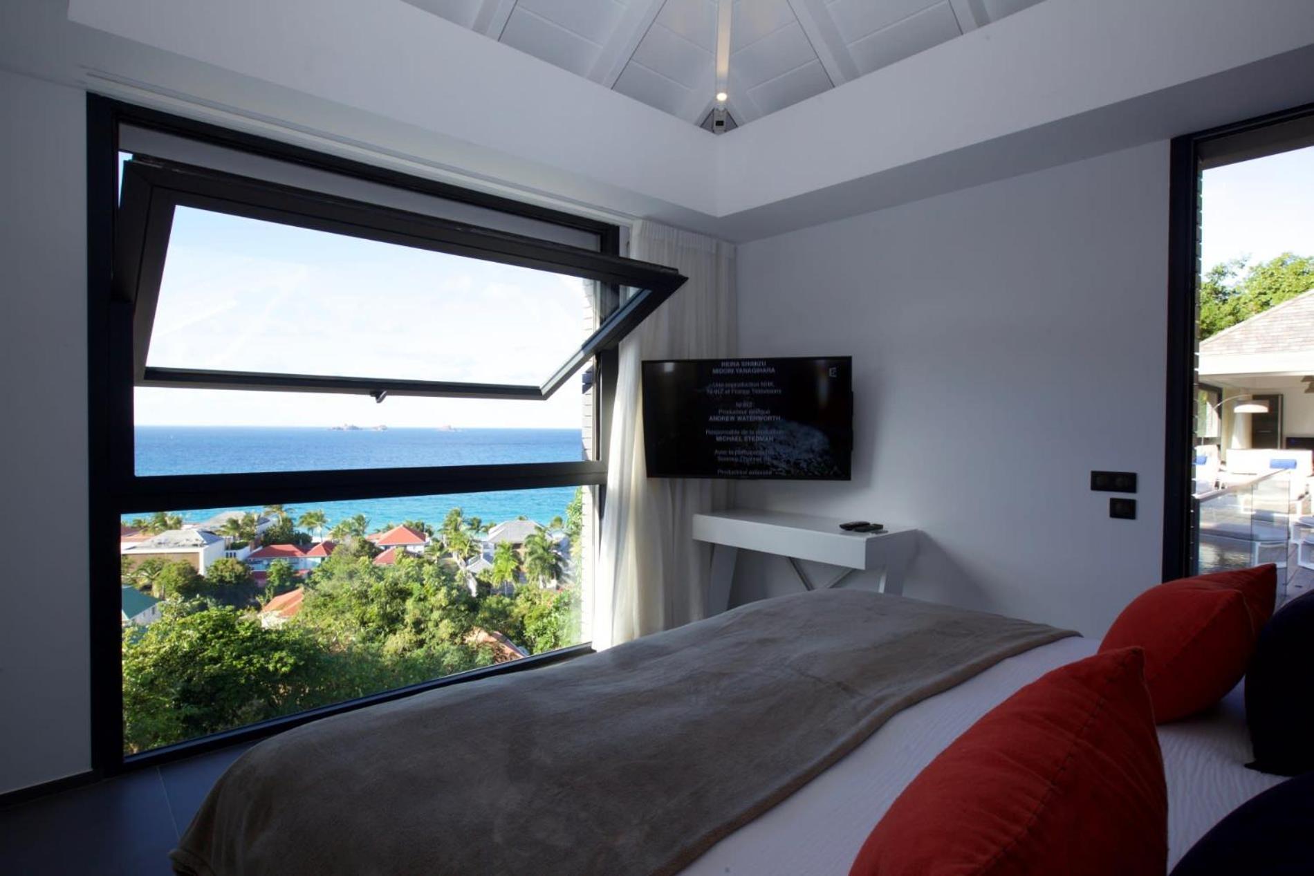 Luxurious 3 Bedroom Hilltop Villa with Heated Pool