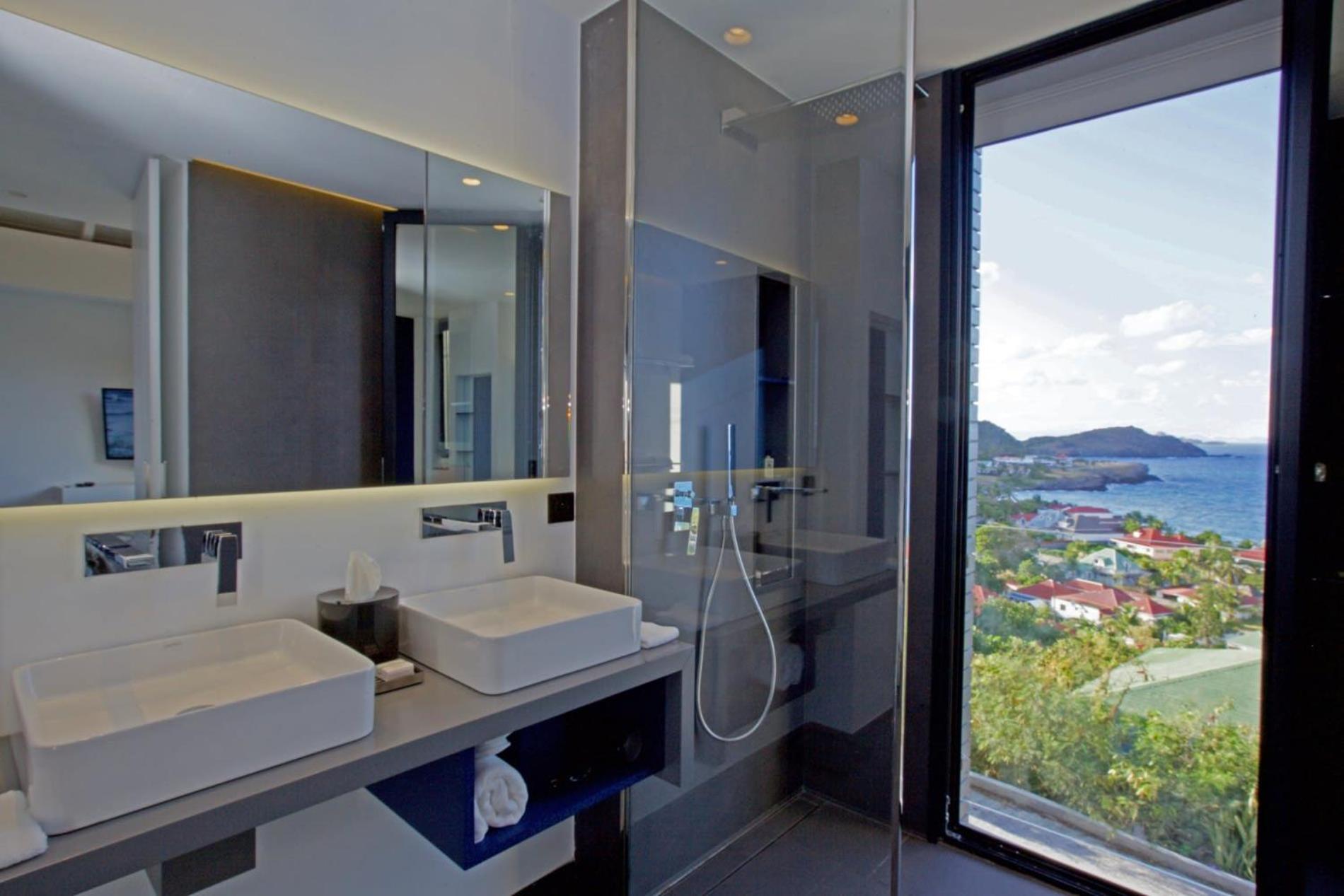 Luxurious 3 Bedroom Hilltop Villa with Heated Pool