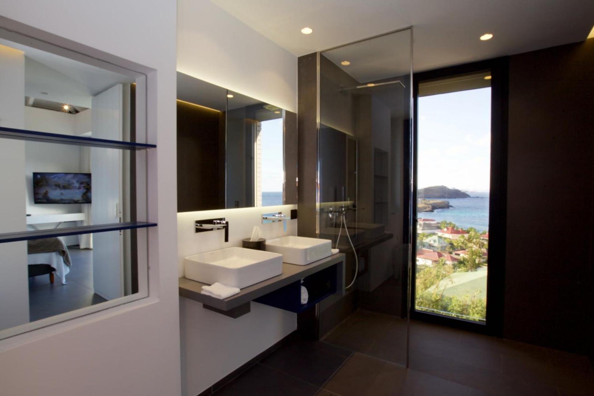 Luxurious 3 Bedroom Hilltop Villa with Heated Pool