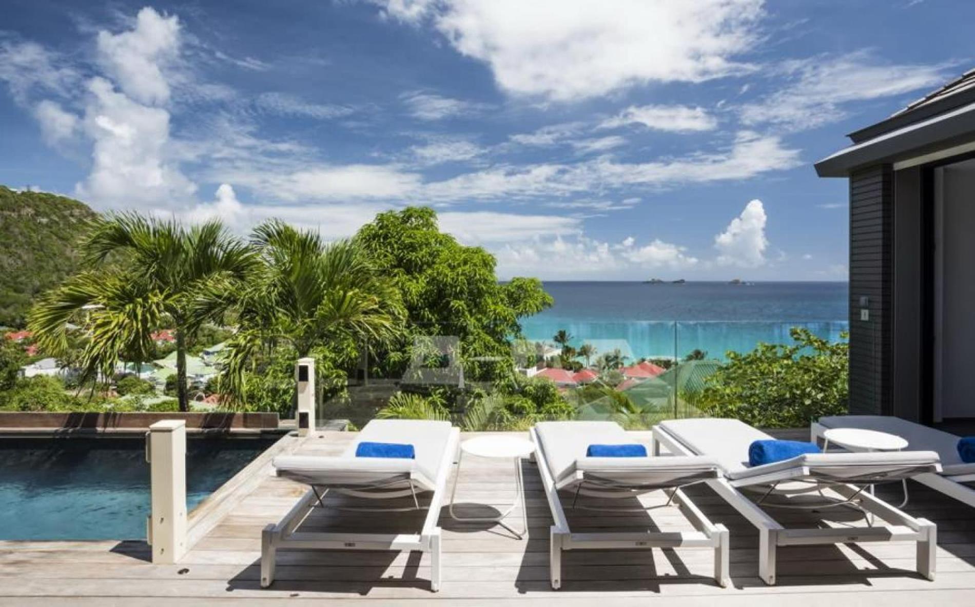 Luxurious 3 Bedroom Hilltop Villa with Heated Pool