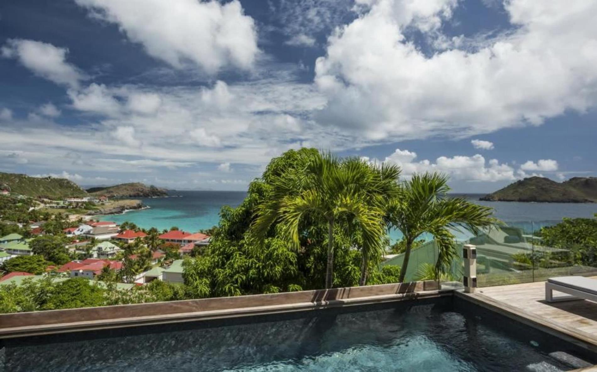 Luxurious 3 Bedroom Hilltop Villa with Heated Pool