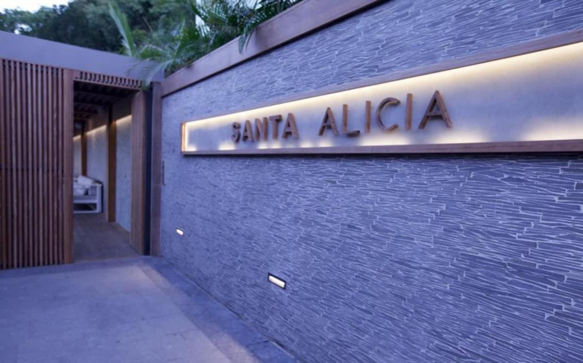 Luxurious 3 Bedroom Hilltop Villa with Heated Pool