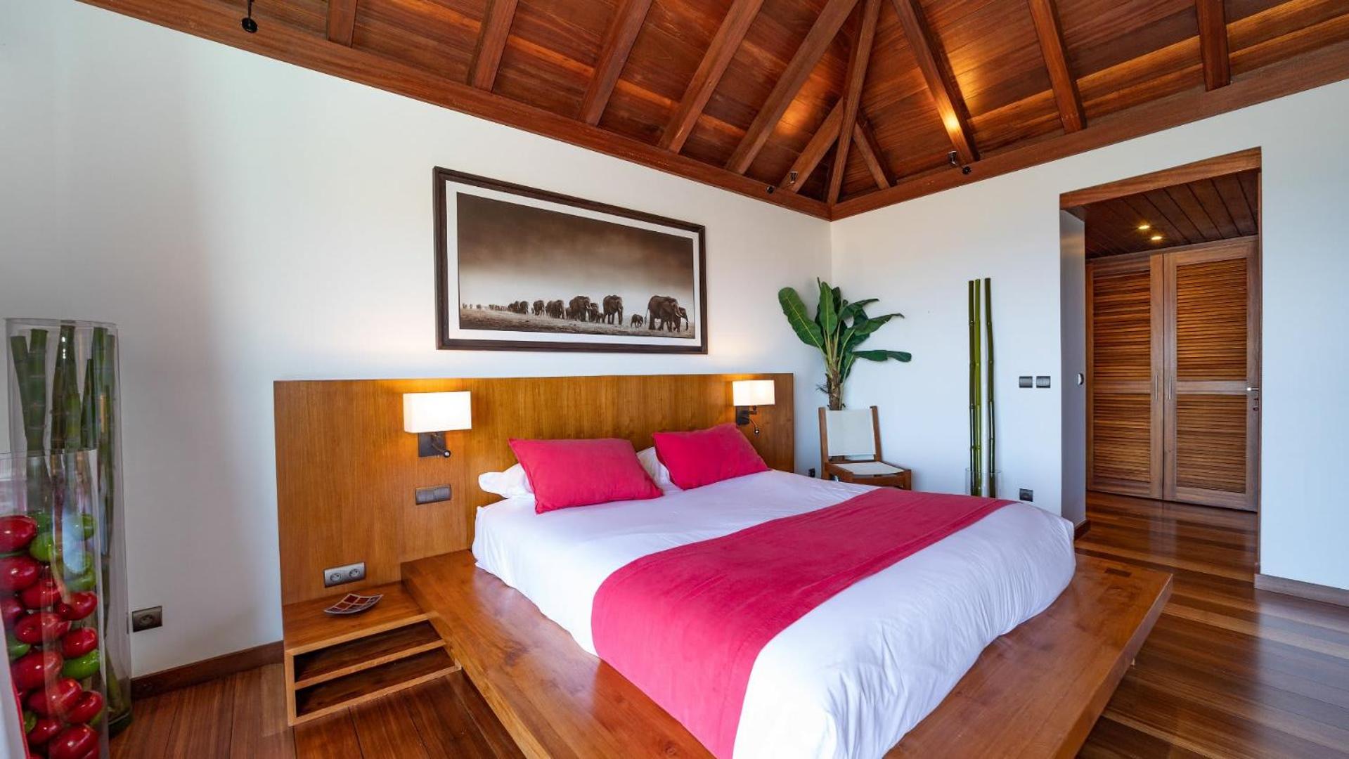 Modern Villa with Asian Influenced Decors