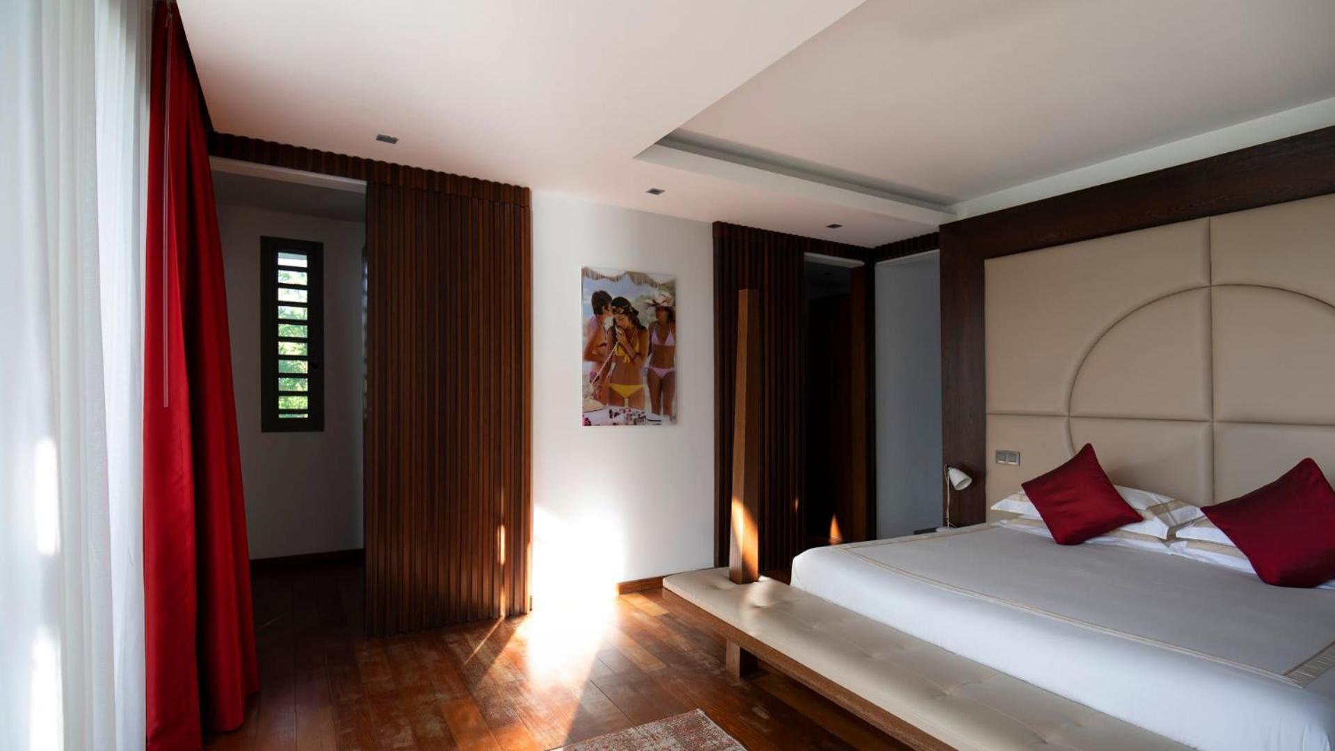 Outstanding Villa with Sophisticated Design