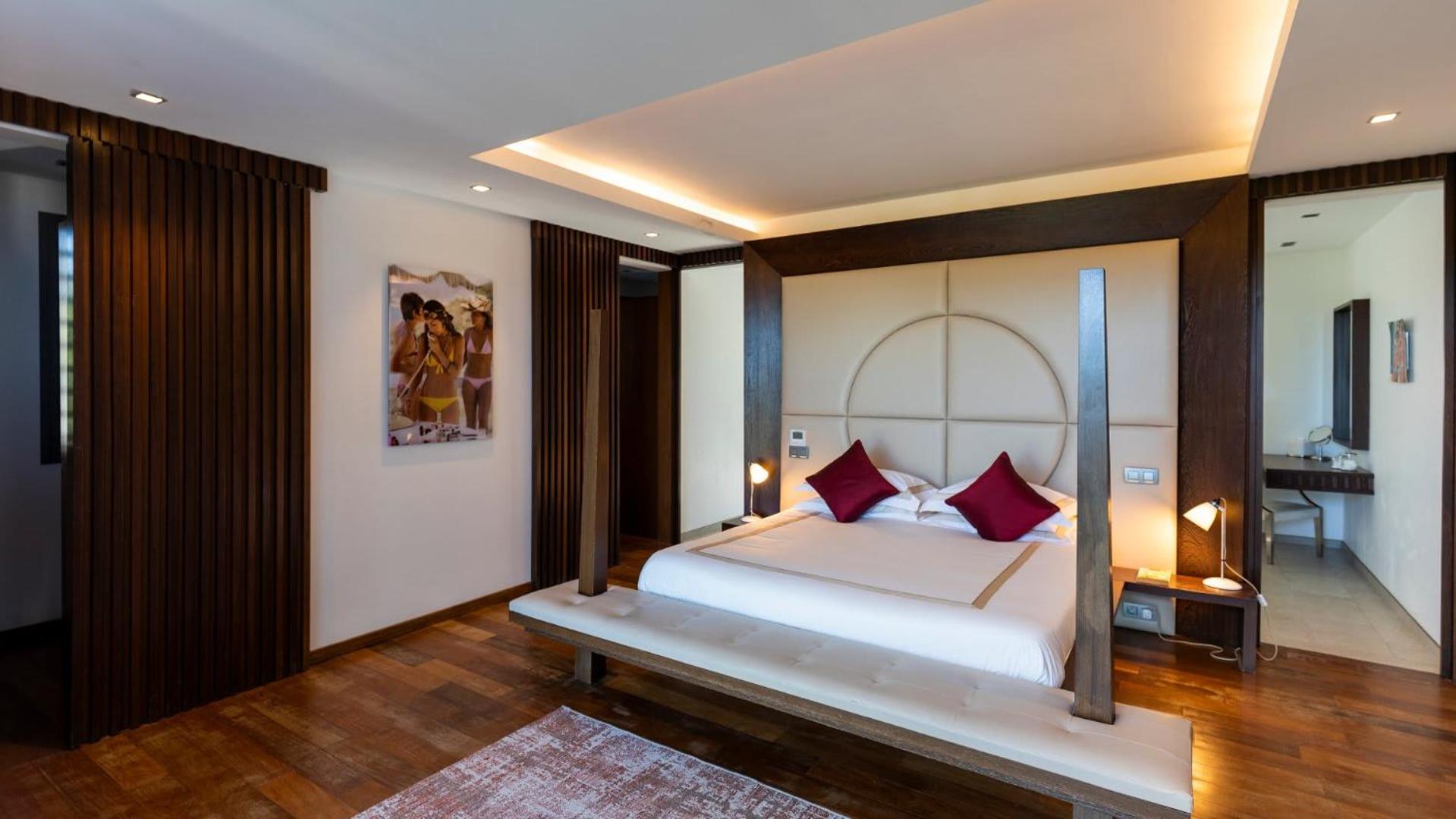 Outstanding Villa with Sophisticated Design
