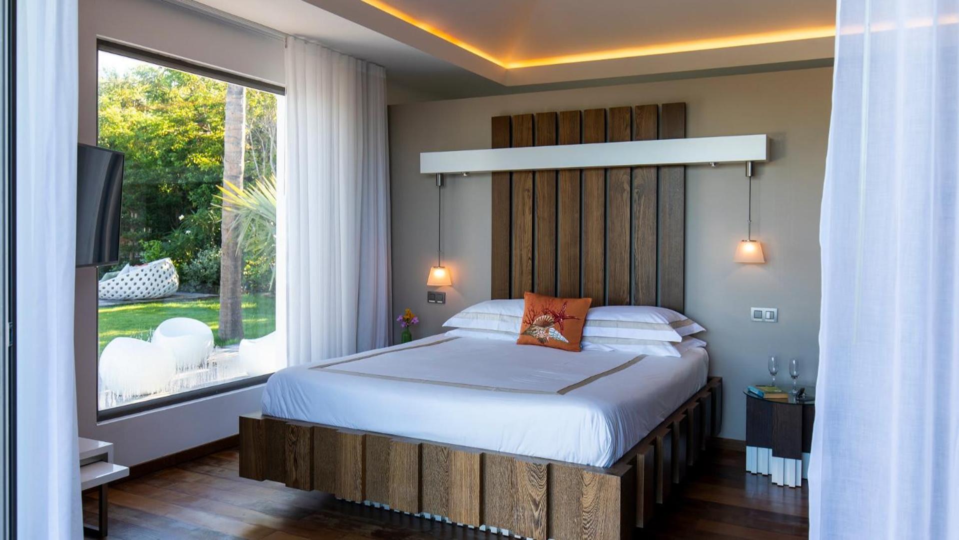 Outstanding Villa with Sophisticated Design