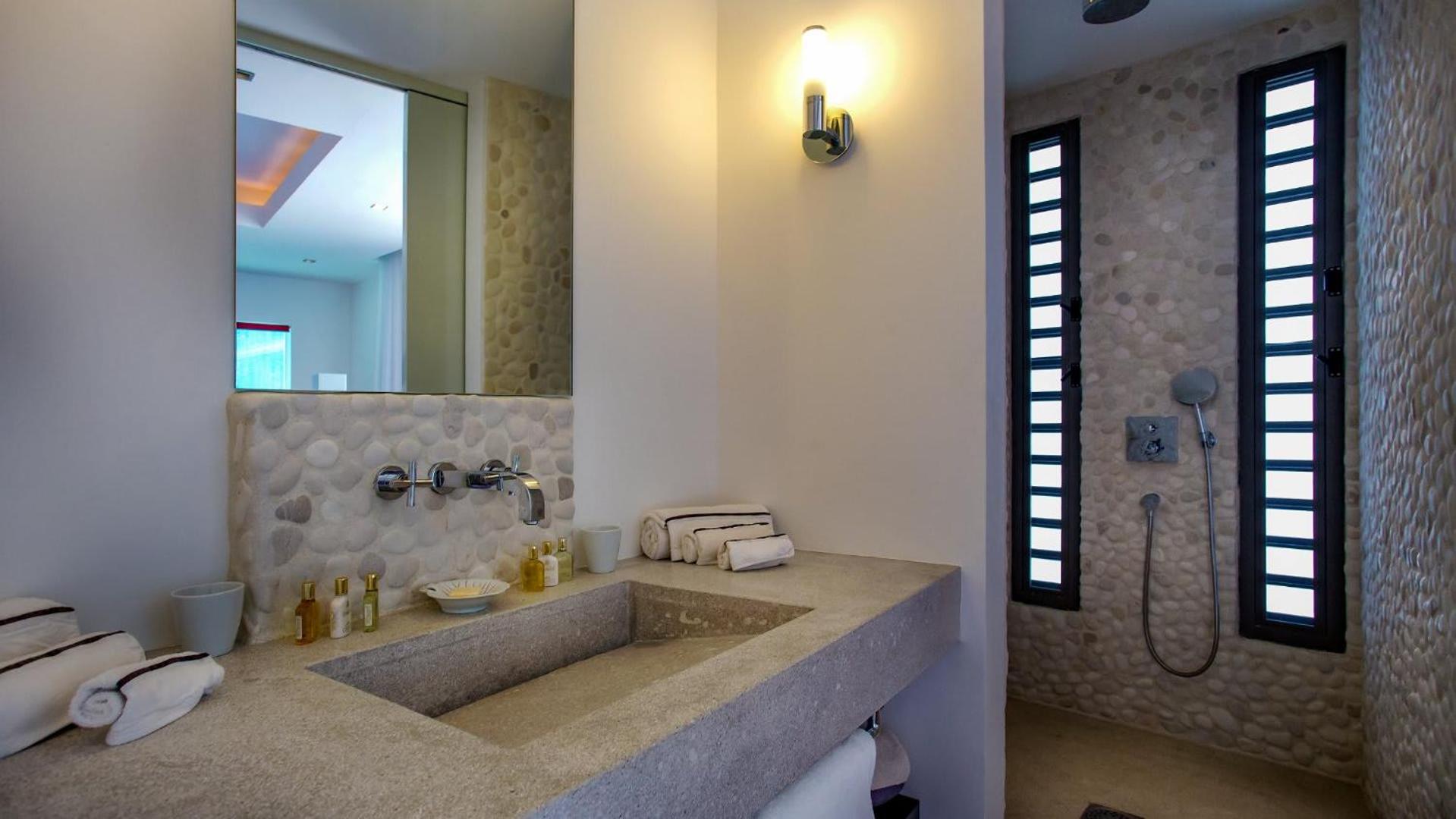 Outstanding Villa with Sophisticated Design