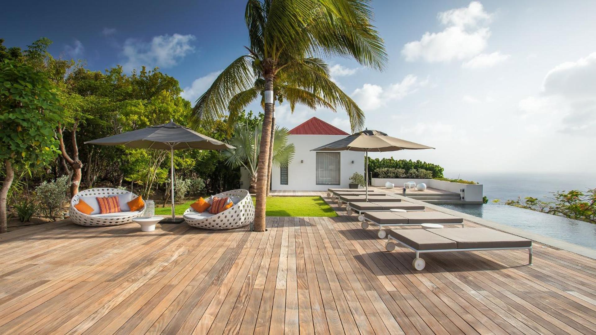 Outstanding Villa with Sophisticated Design