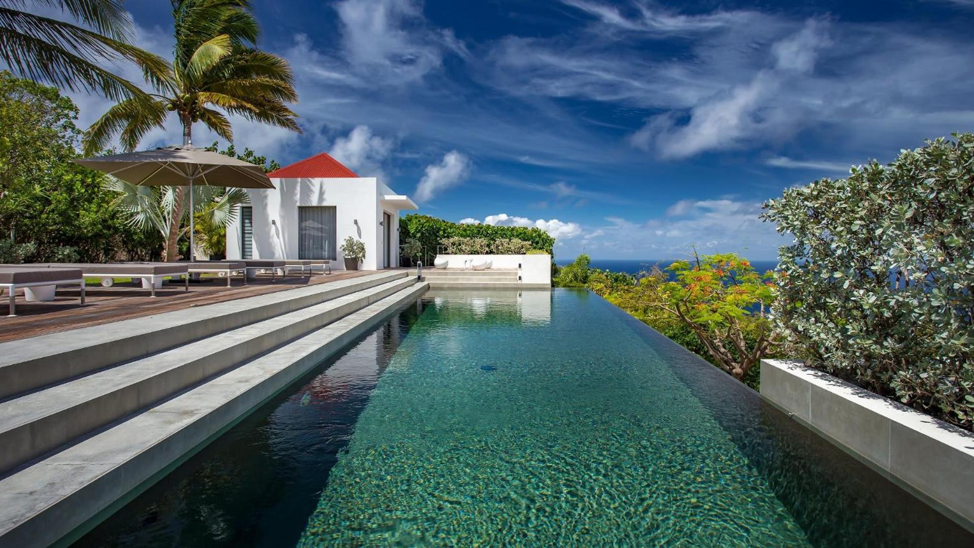 Outstanding Villa with Sophisticated Design