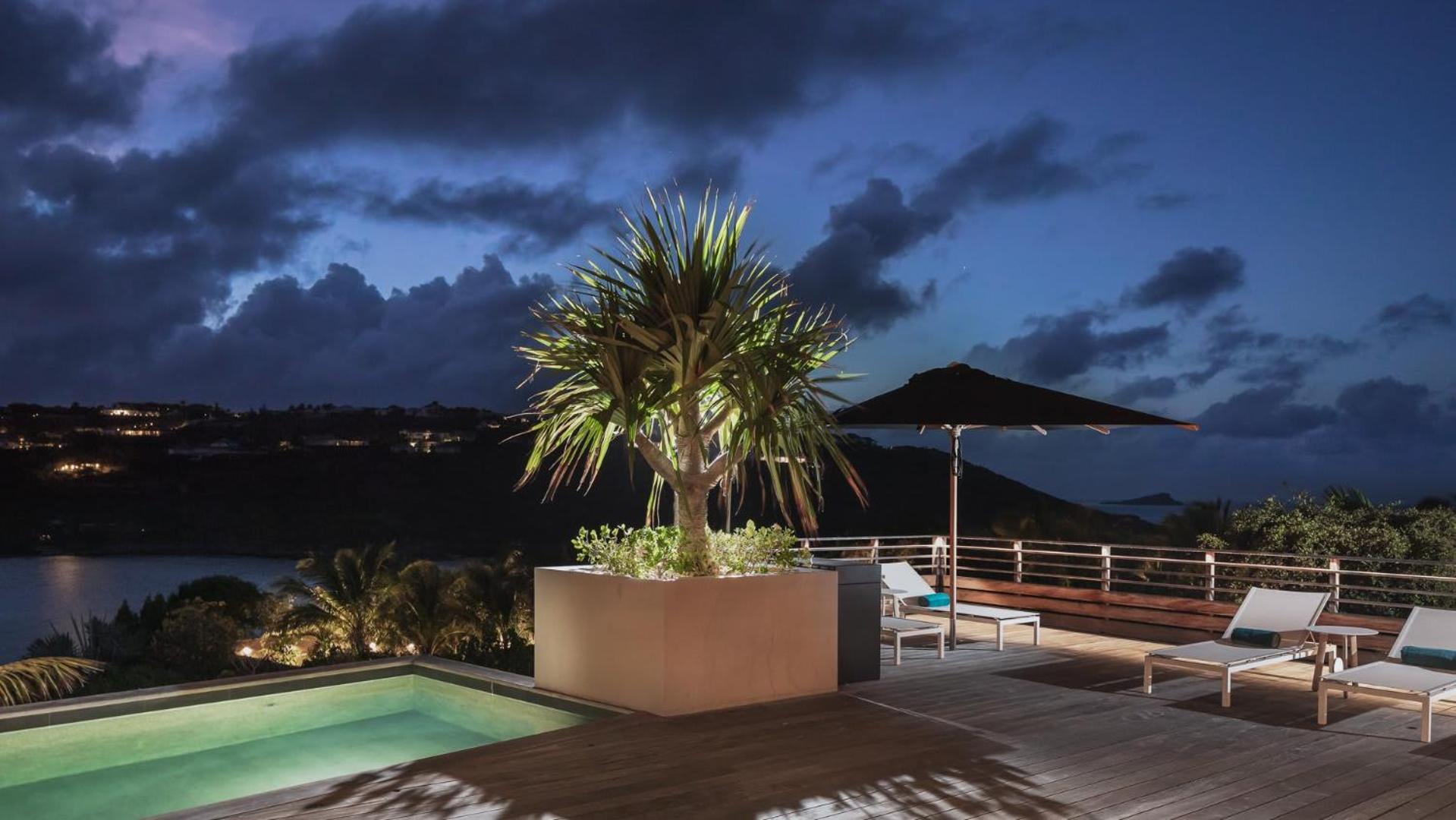 Lovely Villa with Tropical Environment