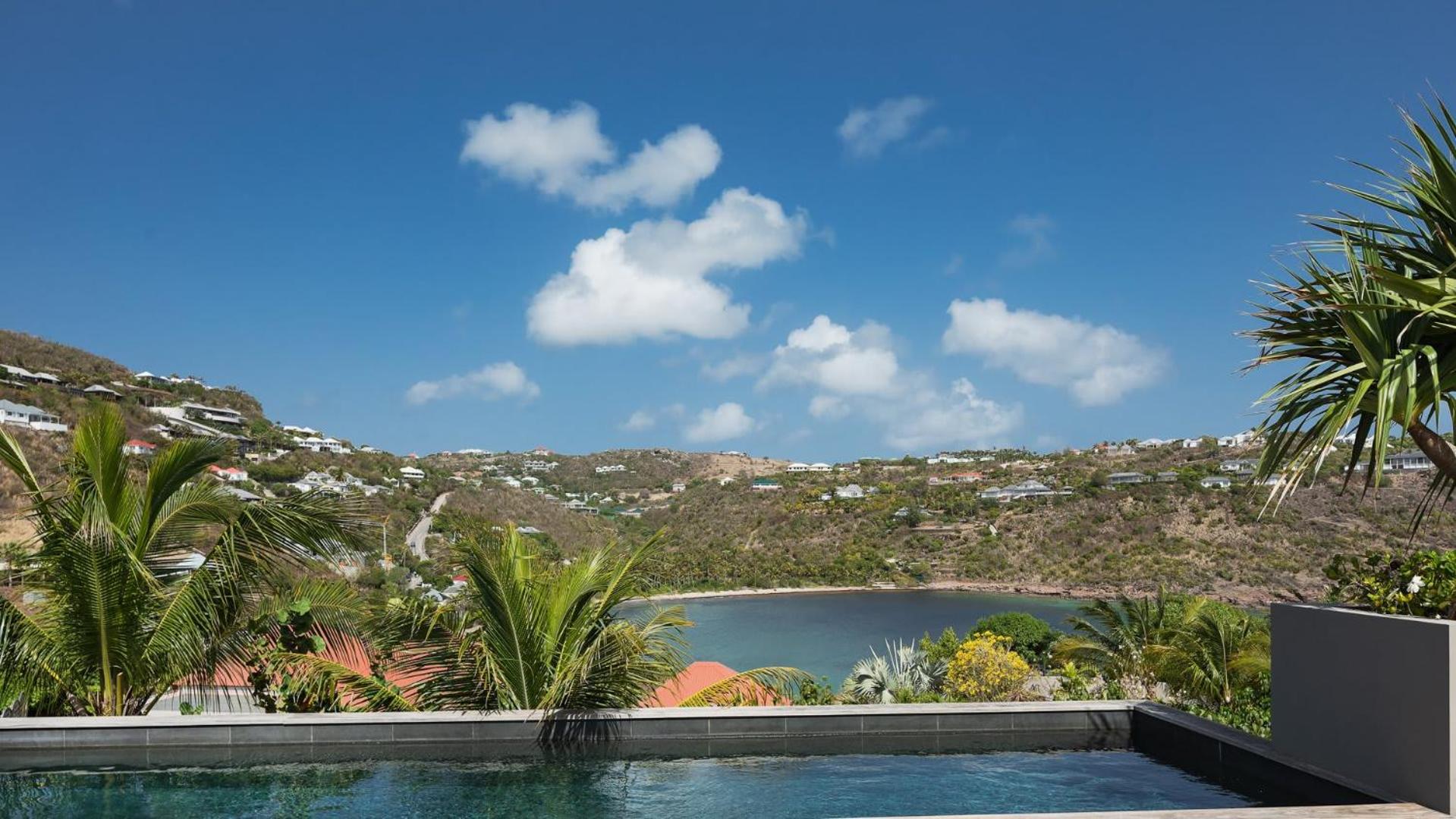 Lovely Villa with Tropical Environment