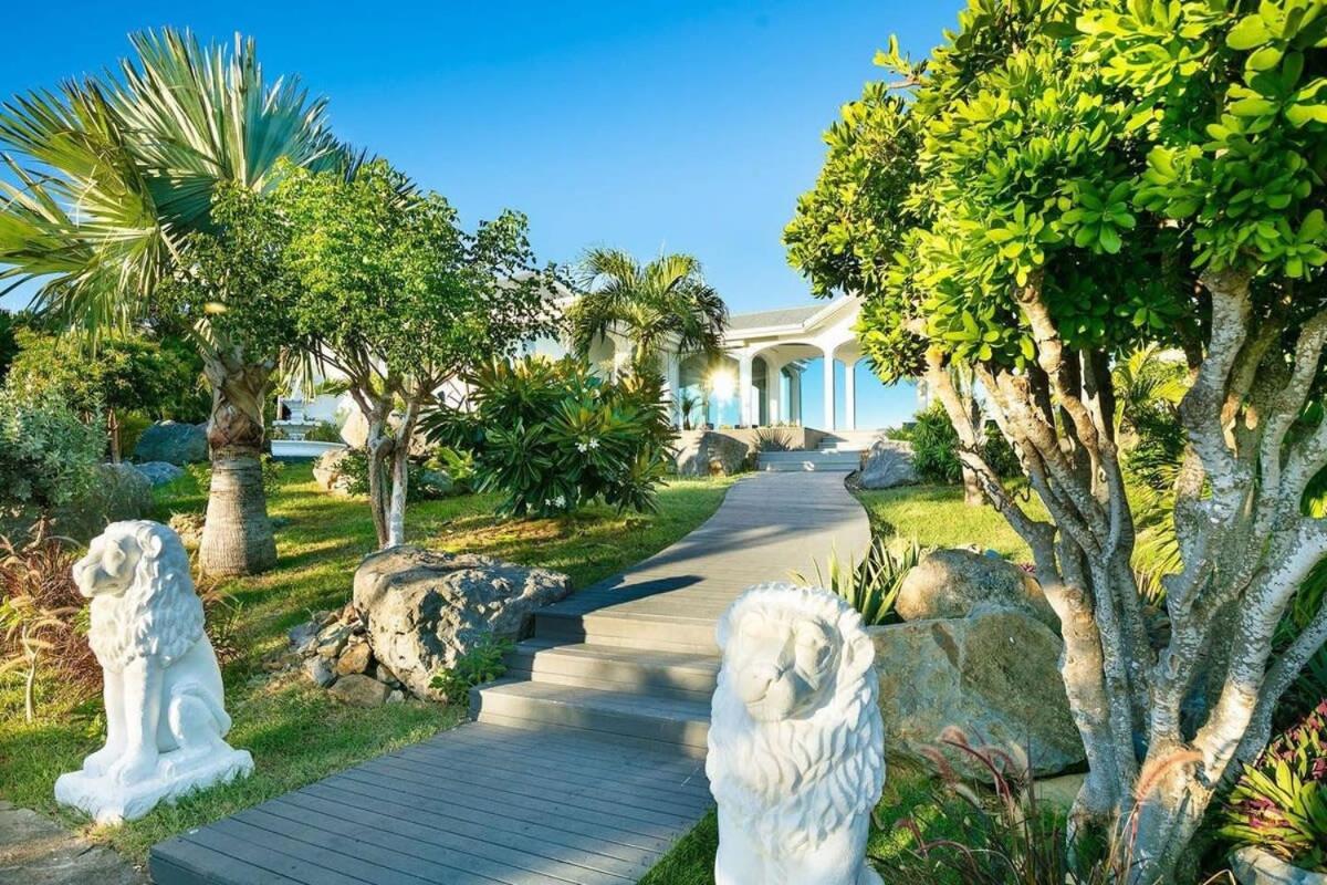 Gates of Paradise Villa in Colombier