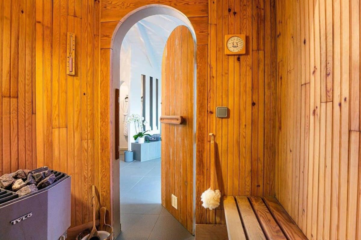 Gates of Paradise Villa in Colombier