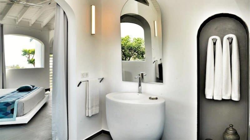 Gates of Paradise Villa in Colombier
