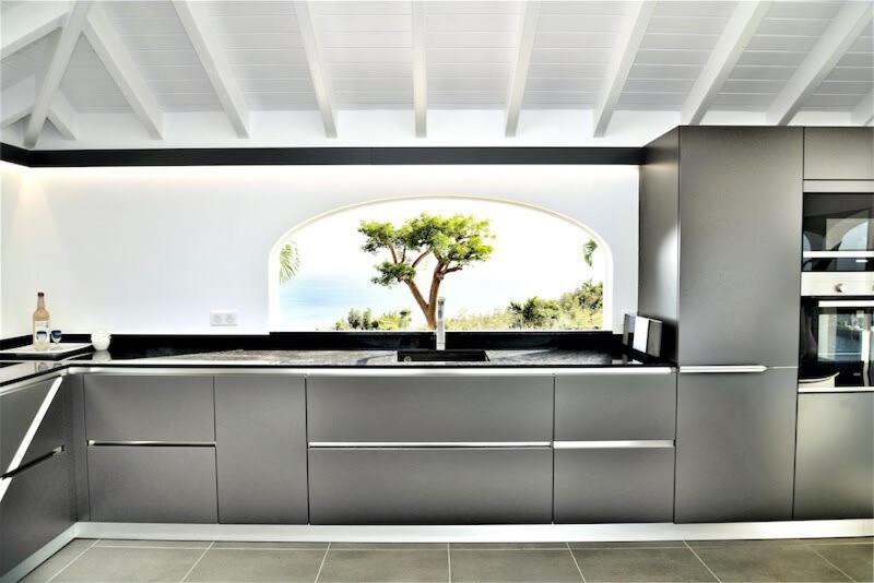 Gates of Paradise Villa in Colombier