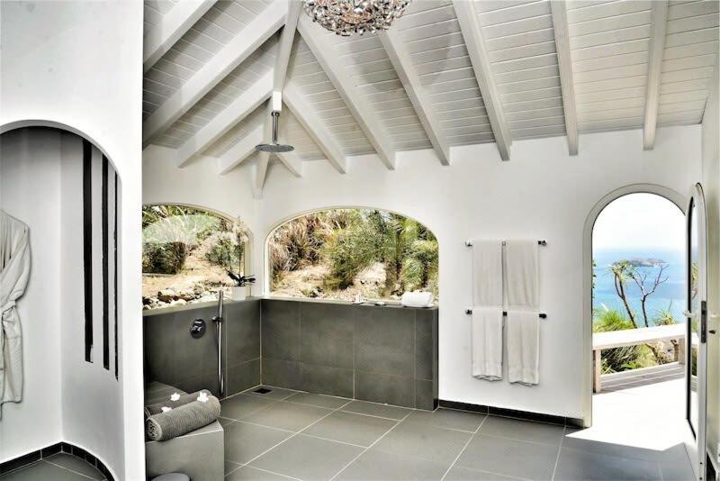 Gates of Paradise Villa in Colombier
