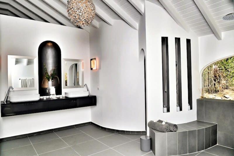 Gates of Paradise Villa in Colombier