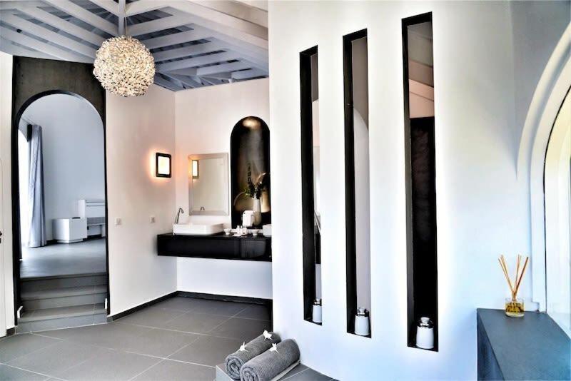 Gates of Paradise Villa in Colombier