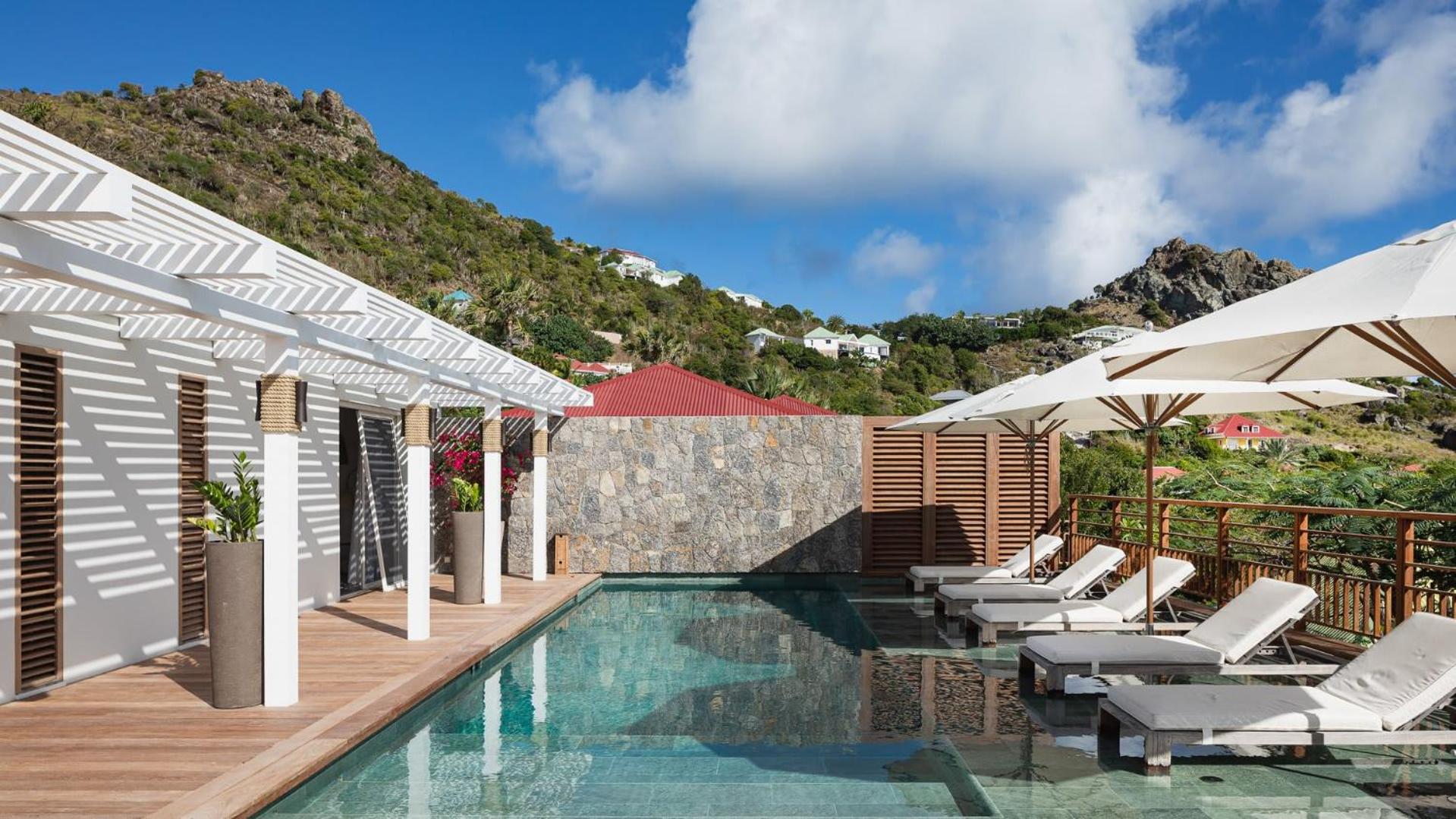Hillside Villa with Lovely Decor